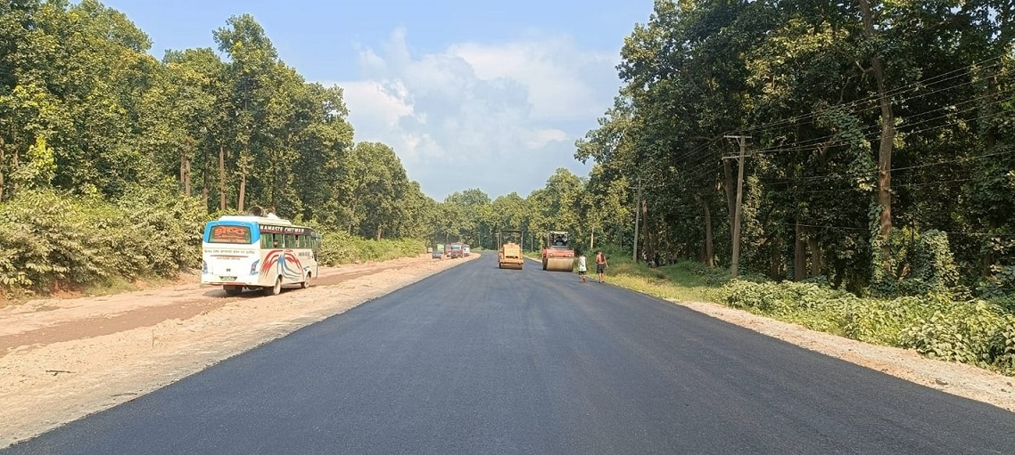 घ्याम्पेसाल–पाँचखुवा देउराली–ताकुकोट सडक कालोपत्र गर्न थालियो